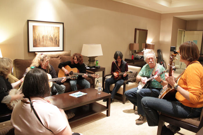 Live impromptu jam session in hotel room | Bellevue.com